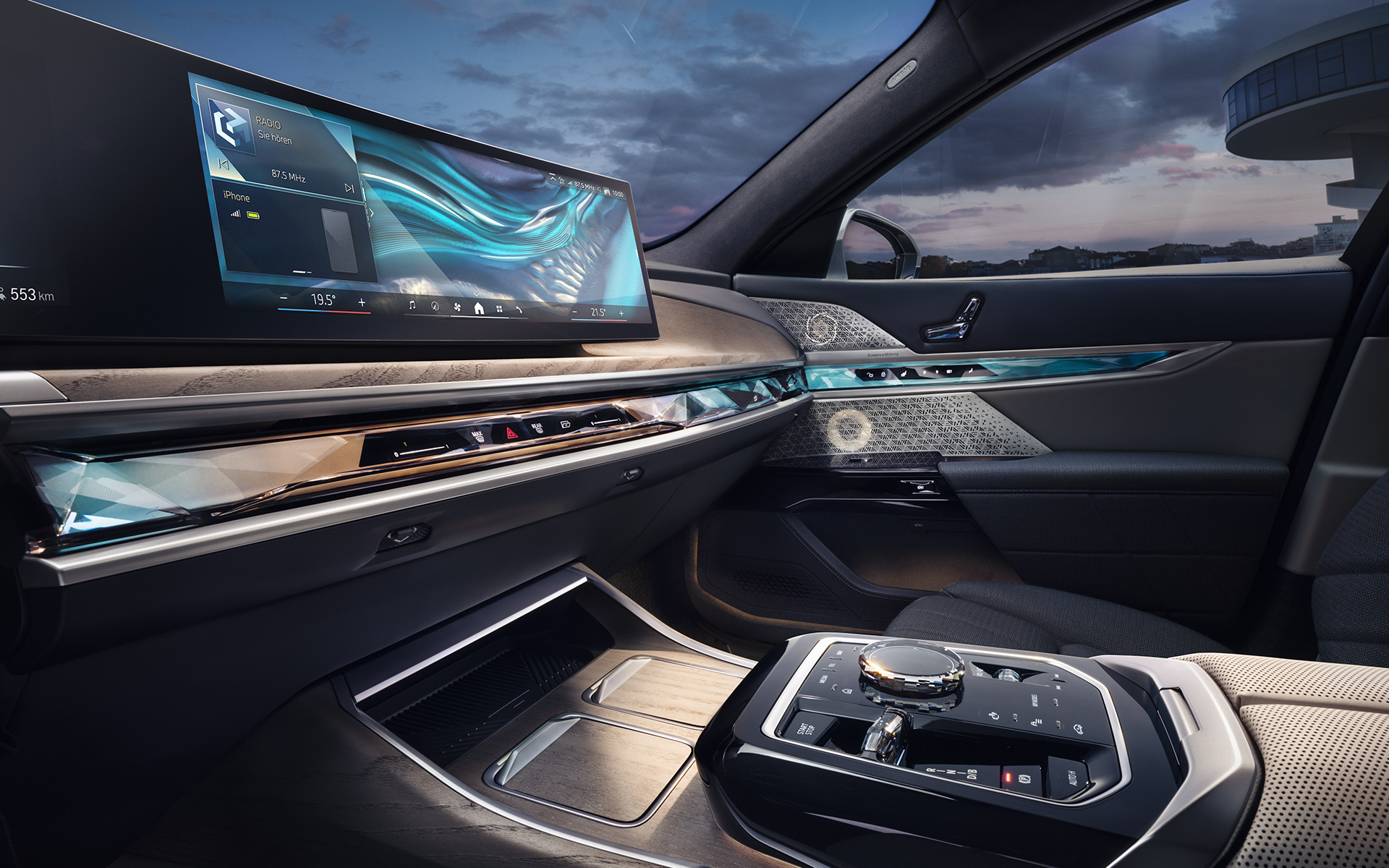 Prietaisų skydelis ir interaktyvi valdymo juosta BMW i7 sedano G70 interjeras Prietaisų skydelis ir interaktyvi valdymo juosta apšviesta jutiklinė/valdymo juosta BMW i7 sedano G70 interjeras