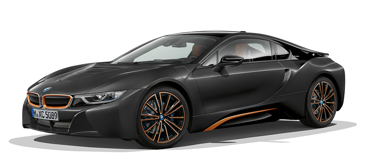 BMW i8 kupė Ultimate Sophisto Edition, trijų ketvirčių vaizdas iš priekio BMW i8 kupė Ultimate Sophisto Edition, Sophisto Grey pilkos spalvos, trijų ketvirčių vaizdas iš priekio