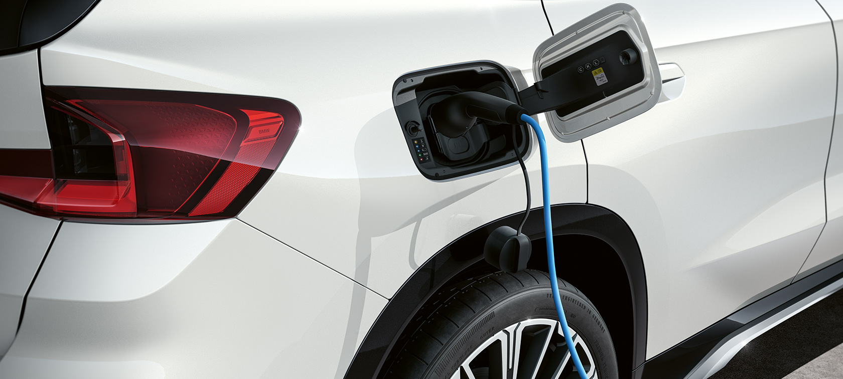 BMW iX1 U11 BEV 2022 įkrovimo lizdas BMW iX1 U11 BEV baltos metalizuotos Mineral White spalvos įkrovimo lizdas