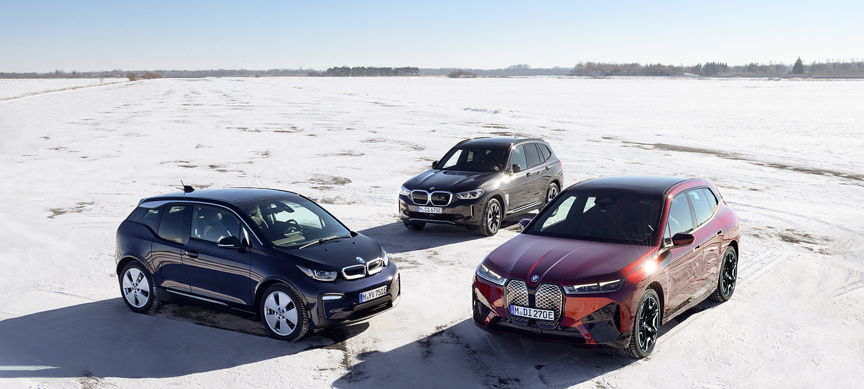 BMW elektromobiliai, trijų ketvirčių vaizdas iš šono ant smėlio iš paukščio skrydžio BMW i serija, BMW elektromobiliai, trijų ketvirčių vaizdas iš šono ant smėlio iš paukščio skrydžio