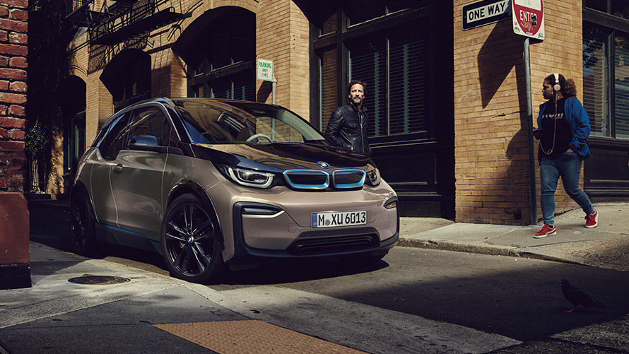 BMW i3 (I01) pirmoji karta, trijų ketvirčių vaizdas iš priekio eilėje BMW I serija, BMW i3 (I01) pirmoji karta, trijų ketvirčių vaizdas iš priekio eilėje