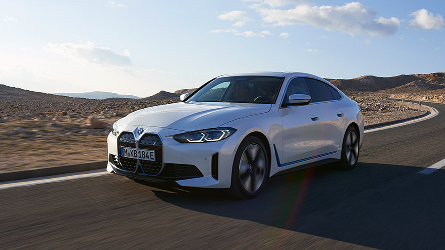 BMW i4 (G26) pirmoji karta, važiuojančio automobilio trijų ketvirčių vaizdas iš priekio BMW i serija, BMW i4 (G26) pirmoji karta, važiuojančio automobilio trijų ketvirčių vaizdas iš priekio