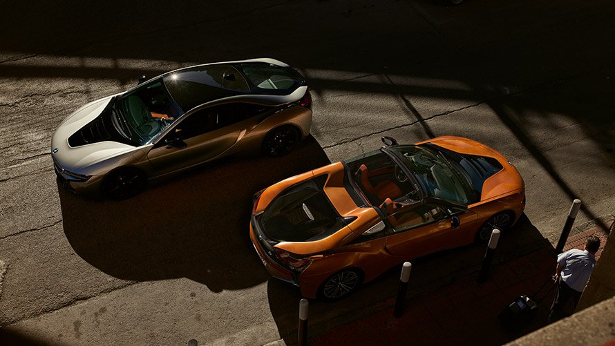 BMW i8 I12 I15 pirmoji karta trijų ketvirčių vaizdas iš šono gatvės fone BMW i serija BMW i8 (I12 I15) pirmoji karta trijų ketvirčių vaizdas iš šono gatvės fone