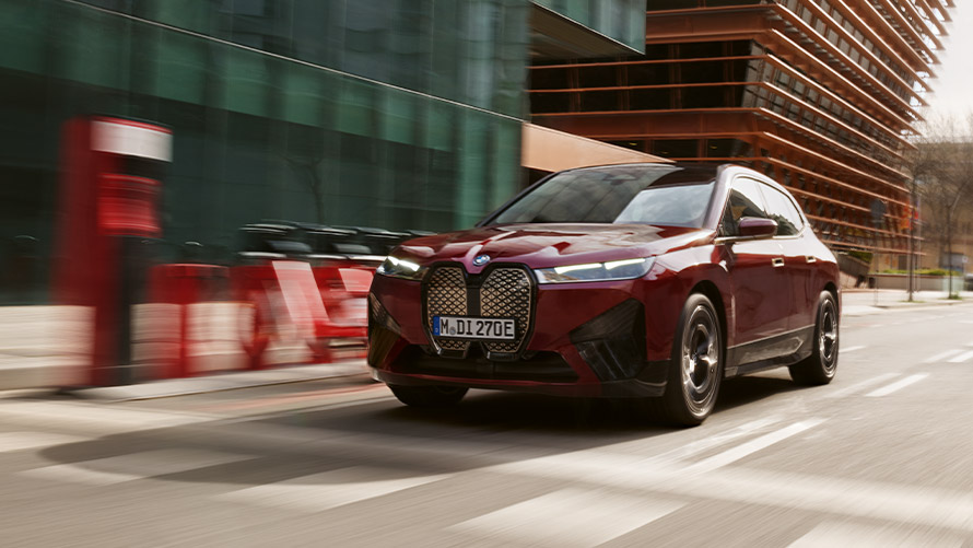 BMW iX (I20) pirmoji karta, važiuojančio automobilio trijų ketvirčių vaizdas iš priekio BMW i serija BMW iX (I20) pirmoji karta, važiuojančio automobilio trijų ketvirčių vaizdas iš priekio