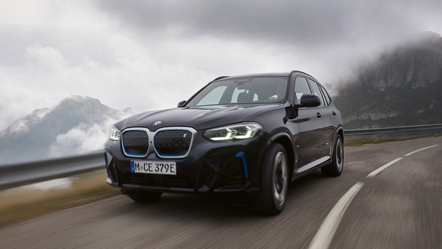 BMW iX3 (G08) pirmoji karta, važiuojančio automobilio trijų ketvirčių vaizdas iš priekio BMW i serija BMW iX3 (G08) pirmoji karta, važiuojančio automobilio trijų ketvirčių vaizdas iš priekio