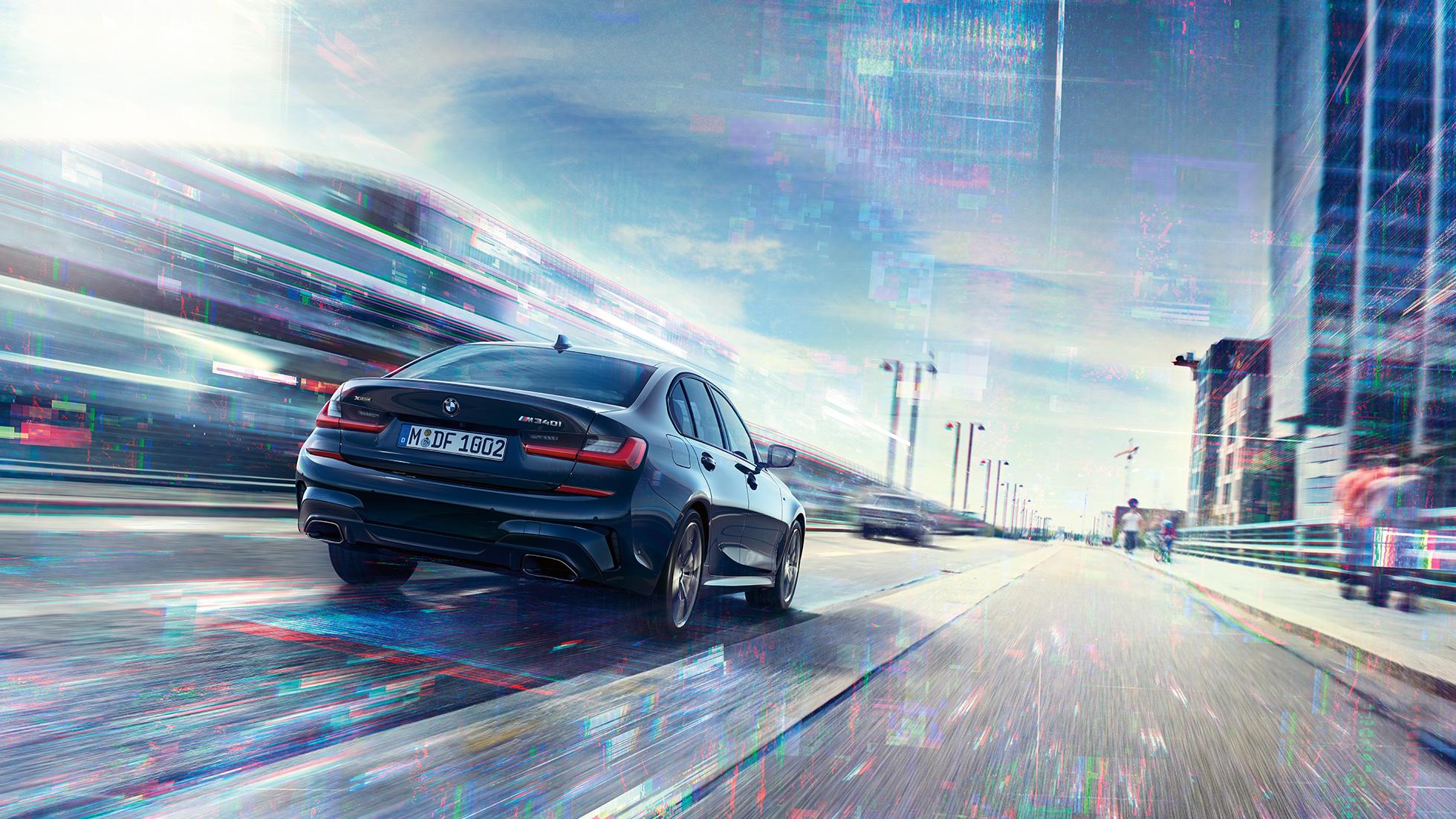 BMW M340i xDrive sedano vaizdas iš galo BMW M340i xDrive sedanas, G20 Sapphire Black juodo metaliko spalvos, važiuojančio automobilio vaizdas iš galo