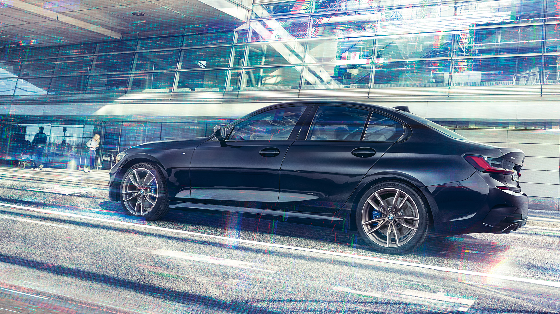 BMW M340i xDrive sedano vaizdas iš šono BMW M340i xDrive sedanas, G20 Sapphire Black juodo metaliko spalvos, važiuojančio automobilio vaizdas iš šono
