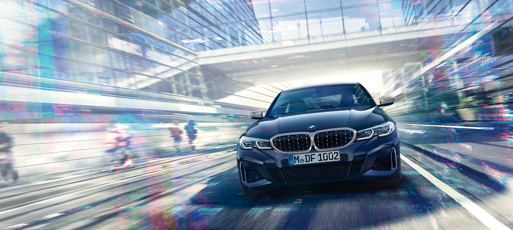 BMW M340i xDrive sedano vaizdas iš priekio BMW M340i xDrive sedanas, G20 Sapphire Black juodo metaliko spalvos, važiuojančio automobilio vaizdas iš priekio