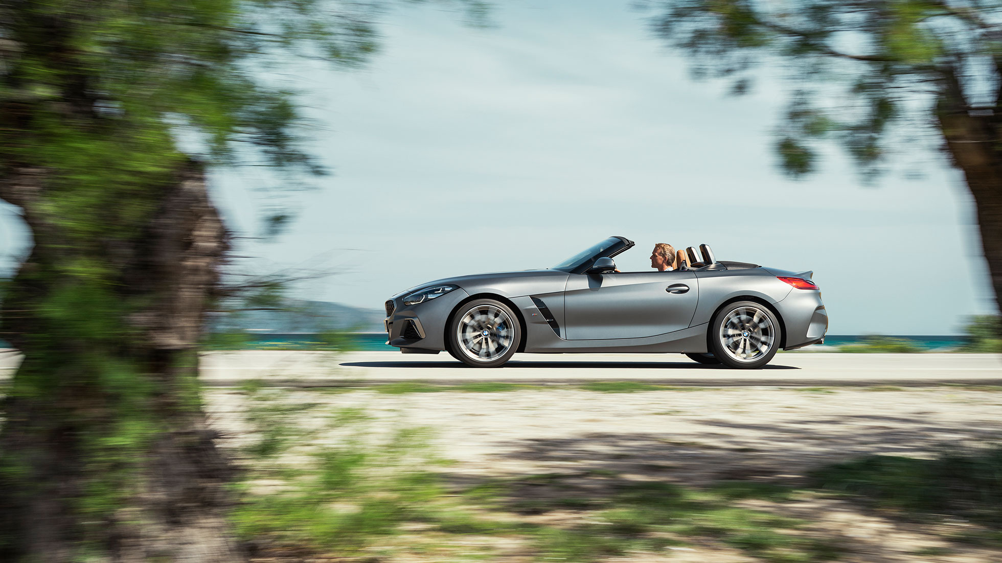 BMW Z4 M40i G29 eksterjeras BMW Z4 Roadster M40i G29 2019 kabrioletas BMW Individual Frozen Grey pilko metaliko spalvos, vaizdas iš šono