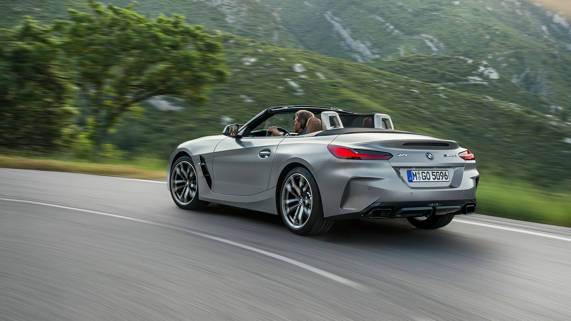 BMW Z4 M40i G29 vairavimo dinamika BMW Z4 Roadster M40i G29 2019 BMW Individual Frozen Grey pilko metaliko spalvos, važiuojančio automobilio trijų ketvirčių vaizdas iš galo