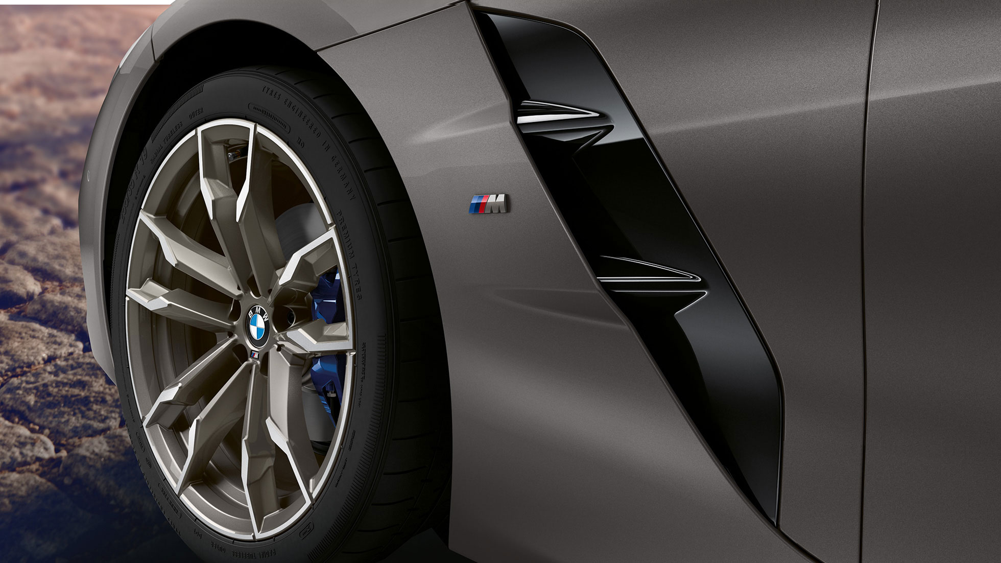 BMW Z4 M40i G29 lengvojo lydinio ratlankis BMW Z4 Roadster M40i lengvojo lydinio ratlankis, G29 2019 BMW Individual Frozen Grey pilko metaliko spalvos, oro alsuoklio ir ratlankio vaizdas iš arti