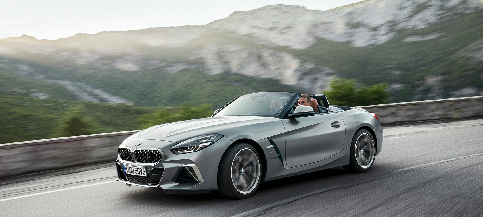 Kalnų fone važiuojantis BMW Z4 M40i G29 BMW Z4 Roadster M40i G29 2019 kabrioletas BMW Individual Frozen grey pilko metaliko spalvos, kalnų fone važiuojančio automobilio vaizdas iš priekio