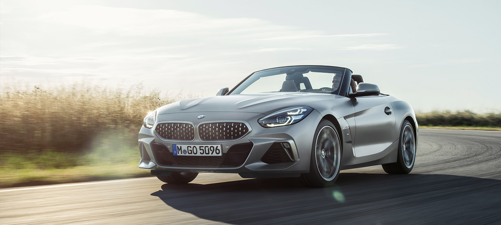 BMW Z4 M40i Roadster G29 trijų ketvirčių vaizdas iš priekio BMW Z4 M40i Roadster G29 2019 kabrioletas BMW Individual Frozen grey pilko metaliko spalvos, važiuojančio automobilio trijų ketvirčių vaizdas iš priekio