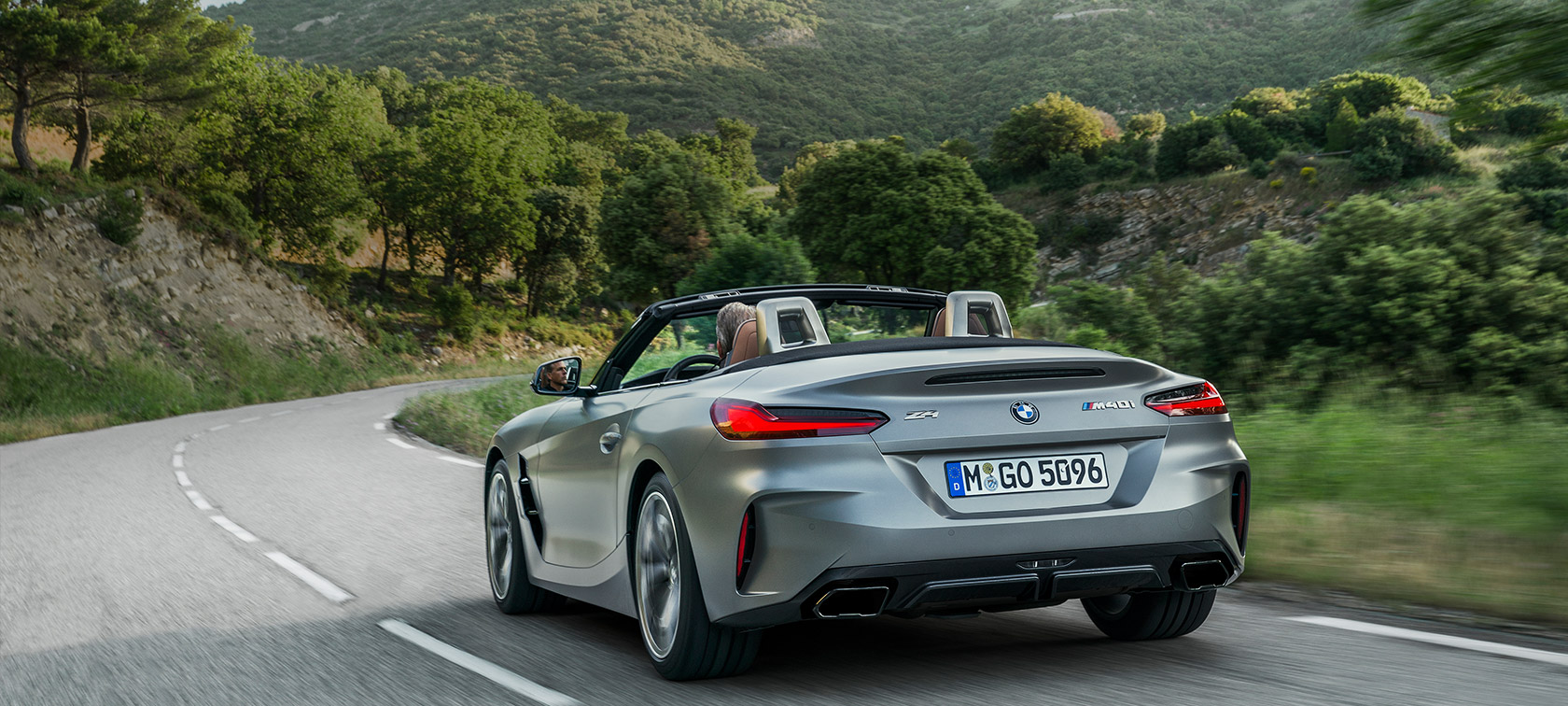 BMW Z4 M40i G29 trijų ketvirčių vaizdas iš galo BMW Z4 Roadster M40i G29 2019 kabrioletas BMW Individual Frozen grey pilko metaliko spalvos, trijų ketvirčių vaizdas iš galo