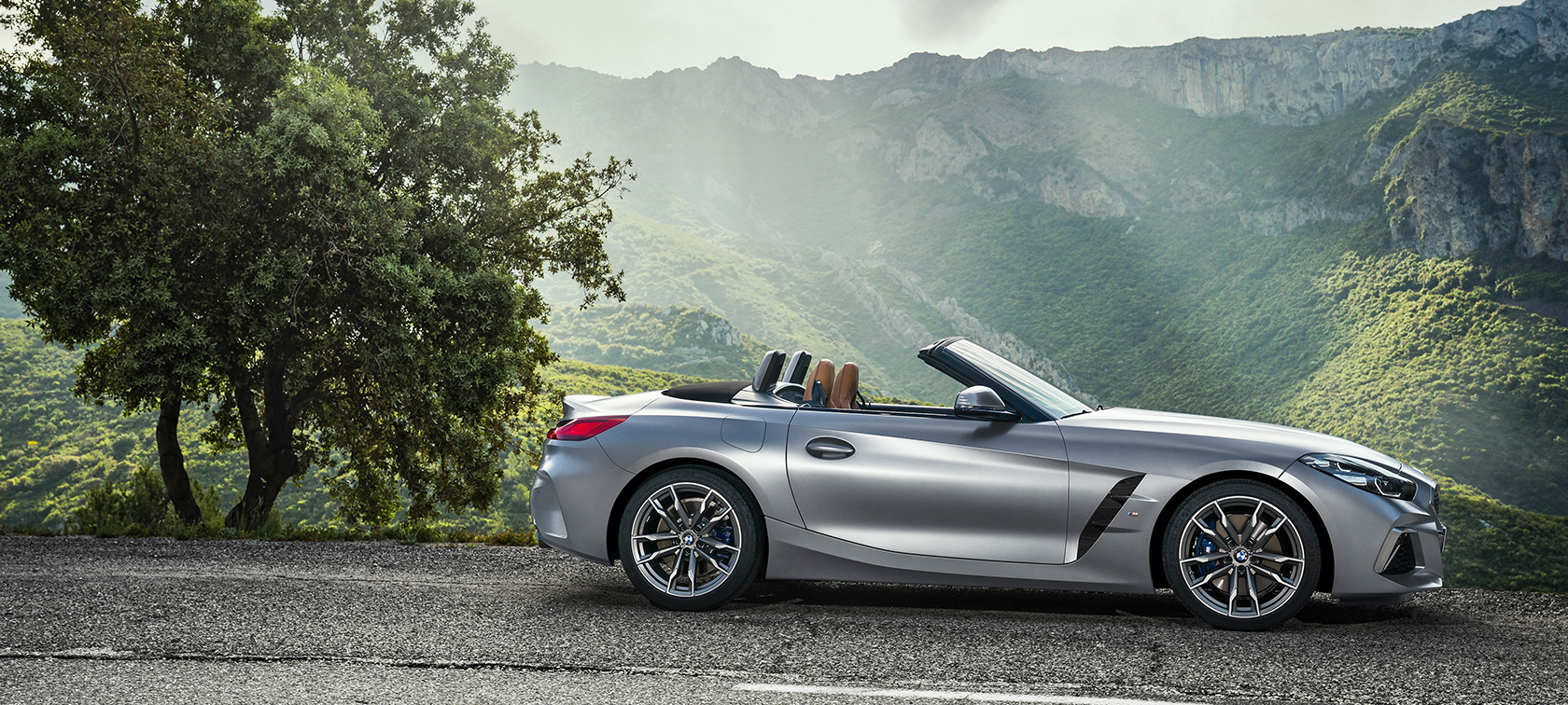 BMW Z4 M40i G29 kabrioletas stovėjimo aikštelėje BMW Z4 M40i G29 2019 kabrioletas BMW Individual Frozen Grey pilko metaliko spalvos, vaizdas iš šono stovėjimo aikštelėje