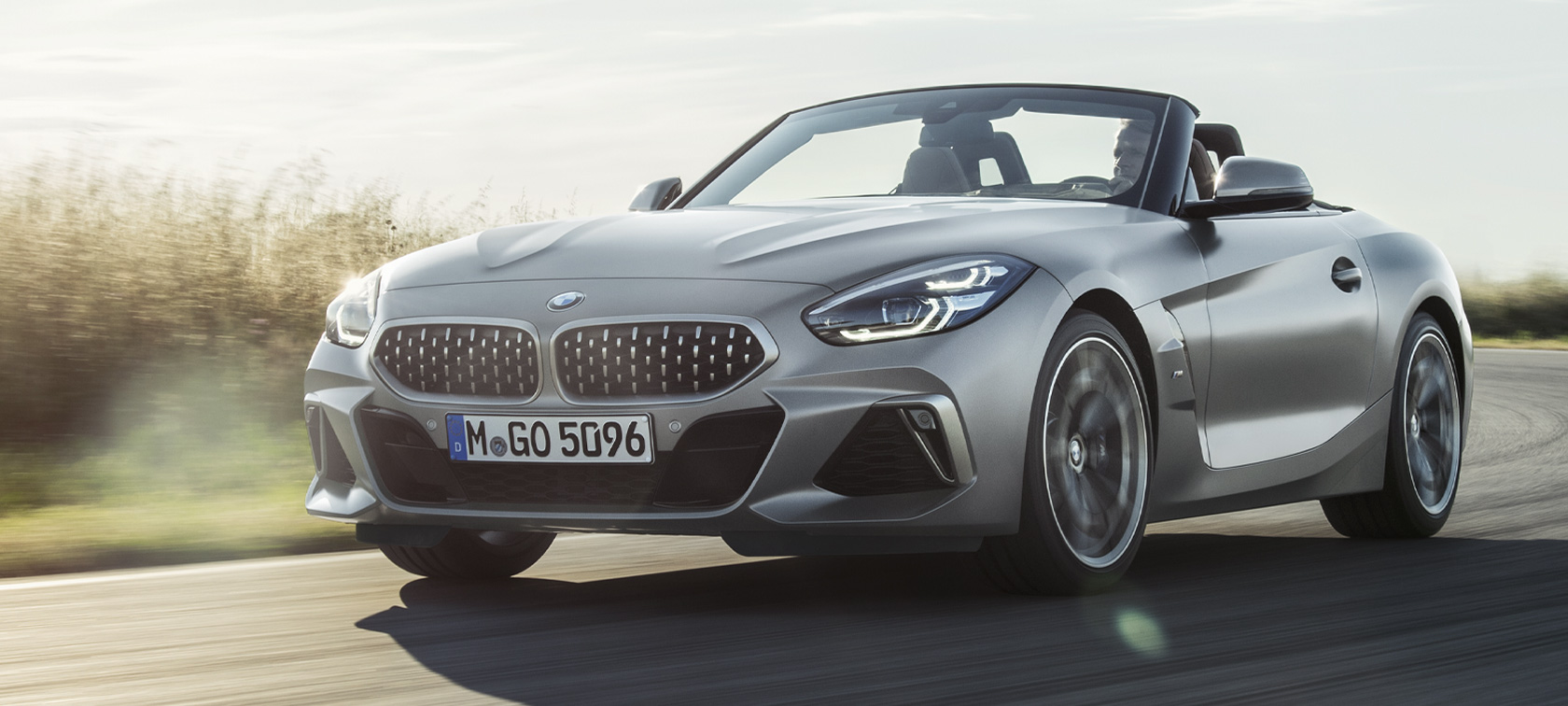 Trijų ketvirčių vaizdas iš priekio BMW Z4 M40i Roadster G29 BMW Z4 M40i Roadster G29 2019 BMW Individual pilkos metalizuotos Frozen Grey spalvos trijų ketvirčių vaizdas iš priekio