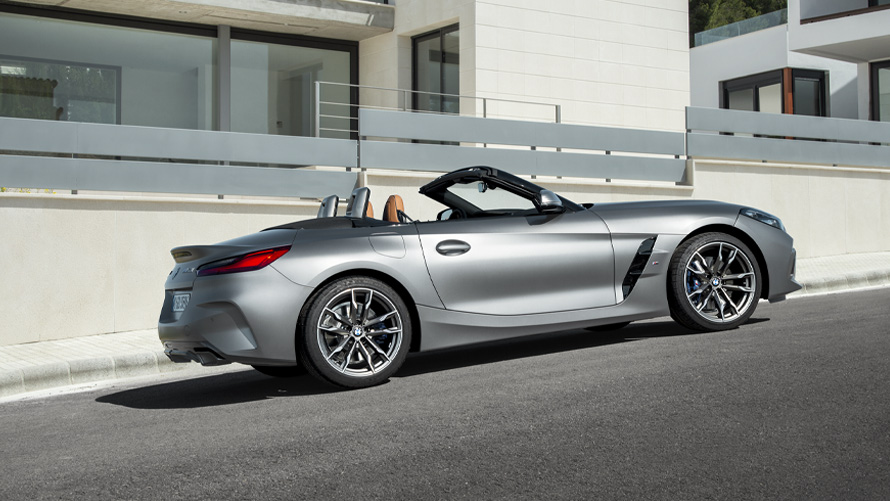 BMW Z4 M40i Roadster G29 automobilio vaizdas iš šono pastato fone BMW Z4 M40i Roadster G29 automobilio vaizdas iš šono pastato fone