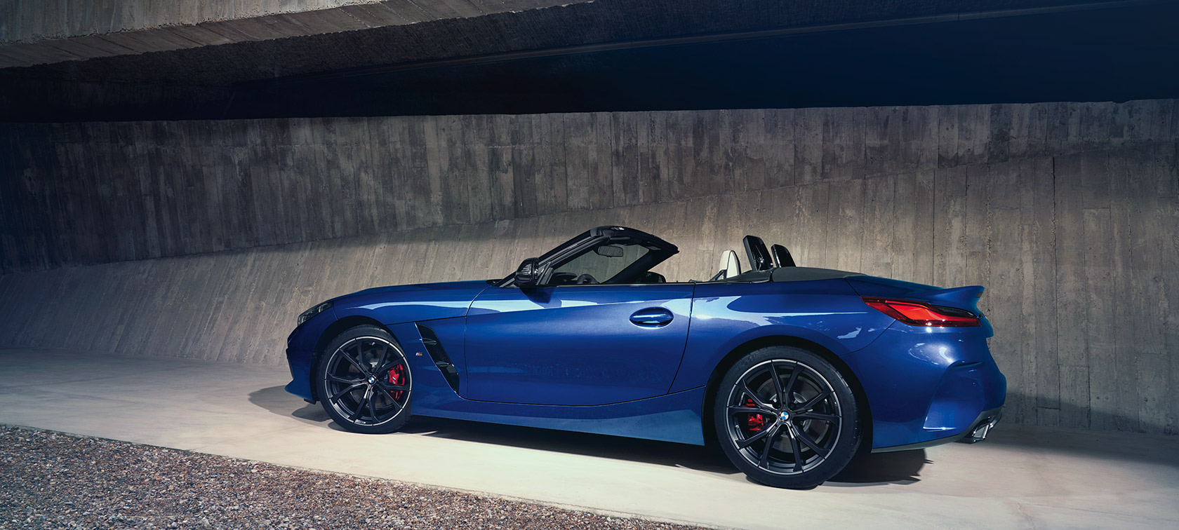 BMW M40i G29 (2022) mėlynos Portimao Blue spalvos techniniai duomenys