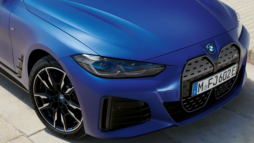 BMW i4 M50 (G26) 2021, BMW Individual mėlynos metalizuotos Frozen Portimao Blue spalvos trijų ketvirčių priekinis vaizdas iš viršaus