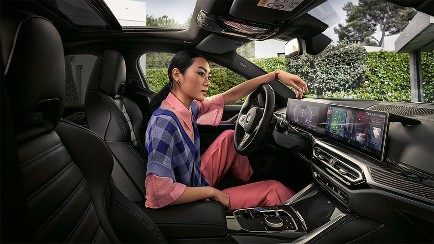 BMW i4 M50 (G26) 2021 interjeras, moteris vairuotojo sėdynėje