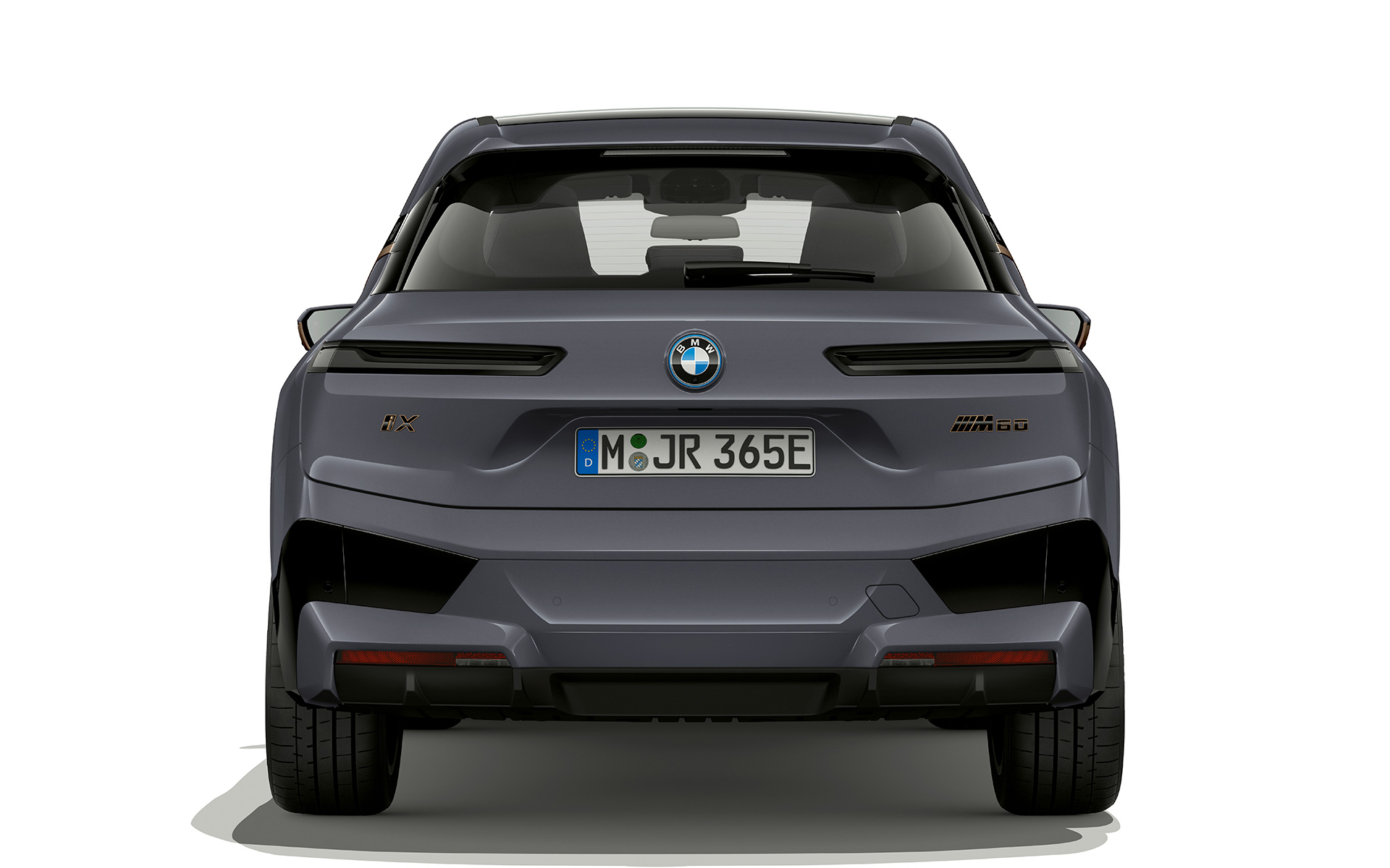 BMW iX M60 i20 2022 elektrinis SUV elektromobilis pilkos BMW Individual Storm Bay metalizuotos kėbulo spalvos vaizdas iš galo M serijos žibintai Shadow Line apdaila