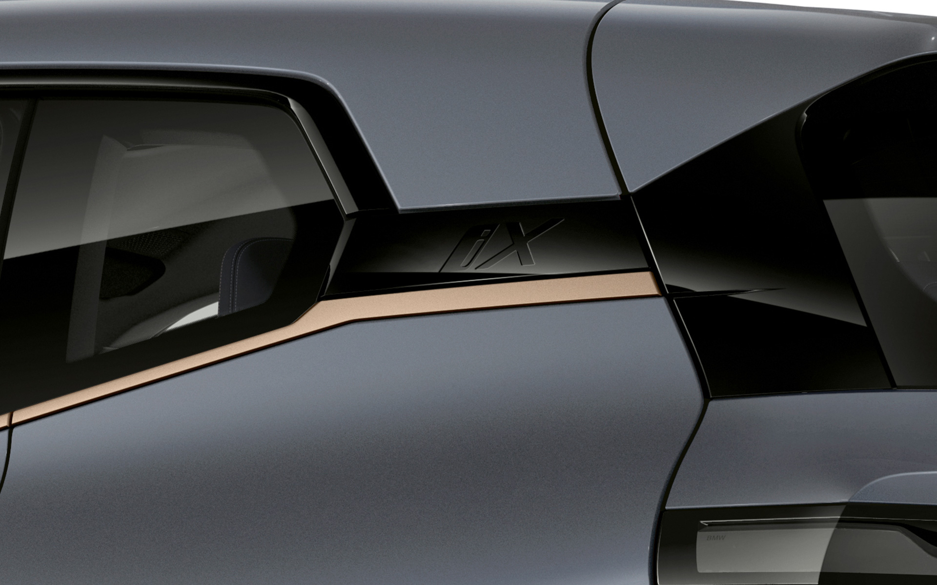 BMW iX M60 i20 2022 elektrinis SUV elektromobilis pilkos BMW Individual Storm Bay metalizuotos kėbulo spalvos, iX ženklelio vaizdas iš arti galinių durelių lango įlinkis Hofmeister kink BMW Individual eksterjero apdaila Exterior Line Titanium Bronze