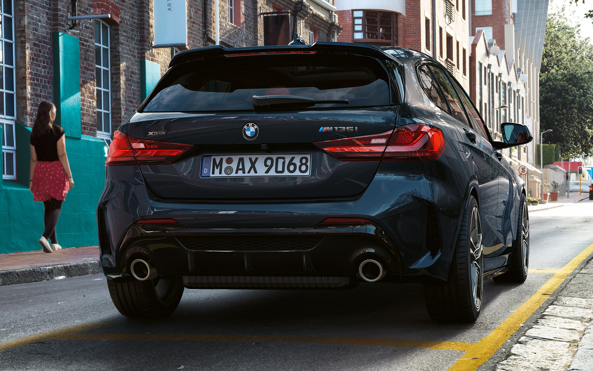 BMW M135i xDrive (F40), juodos metalizuotos Black Sapphire spalvos, parkuojamo automobilio vaizdas iš galo