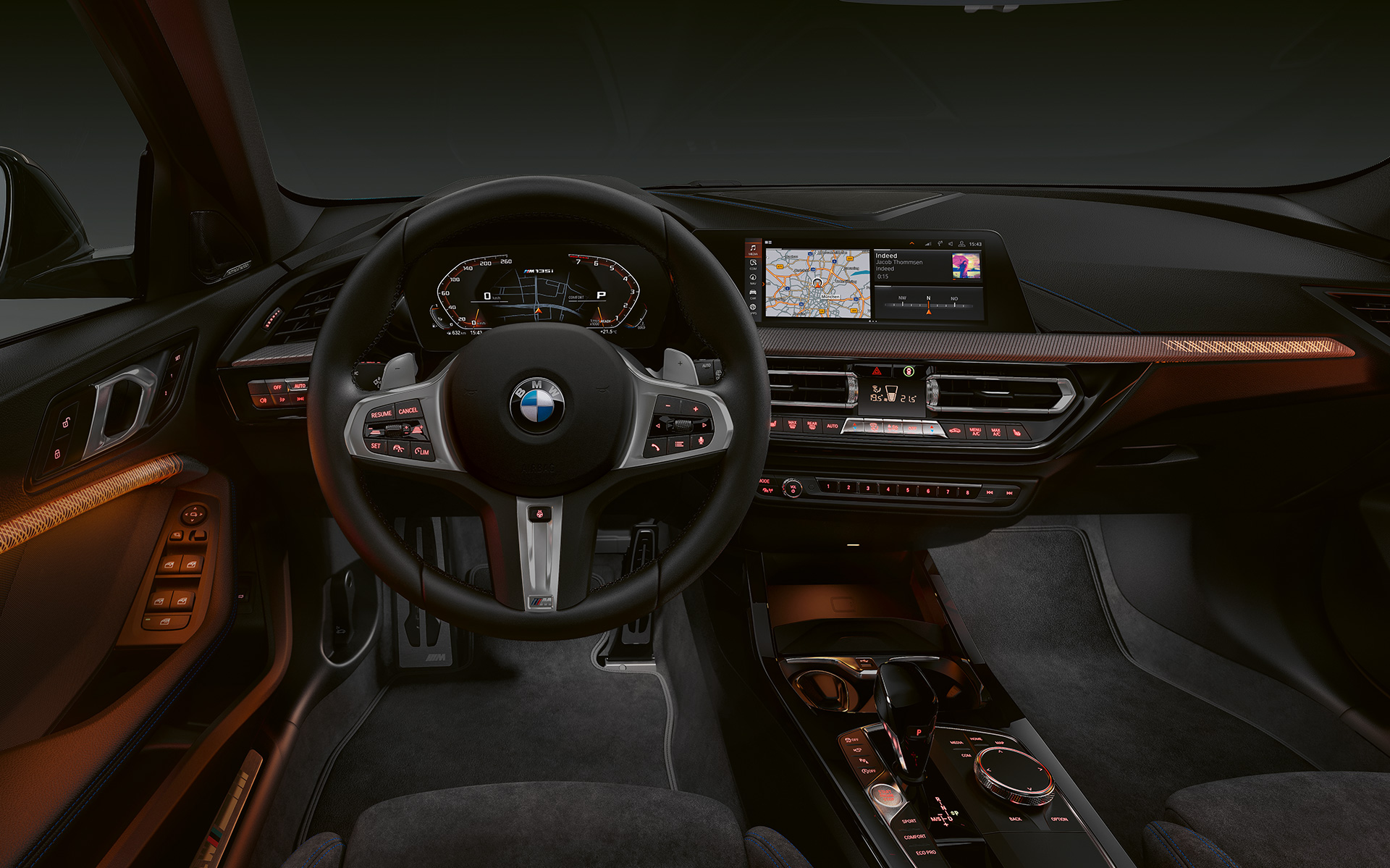 BMW M135i xDrive (F40) aukščiausios kokybės interjeras su apšviesta salono apdaila