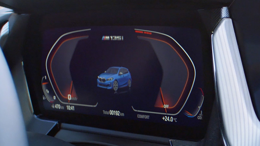 BMW M135i xDrive (F40) vaizdo įrašas BMW M135i xDrive (F40) metalizuotos mėlynos M Misano Blue spalvos, vaizdo įrašas