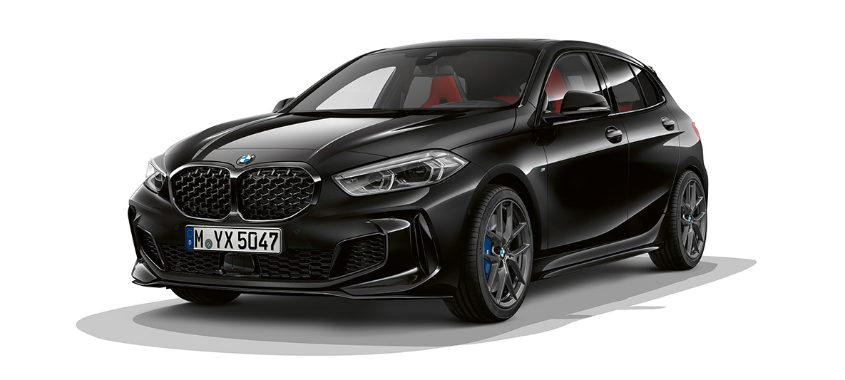 BMW M135i xDrive (F40) M Performance paketas BMW M135i xDrive (F40), juodos metalizuotos Black Sapphire spalvos su M Performance paketu, trijų ketvirčių vaizdas iš priekio