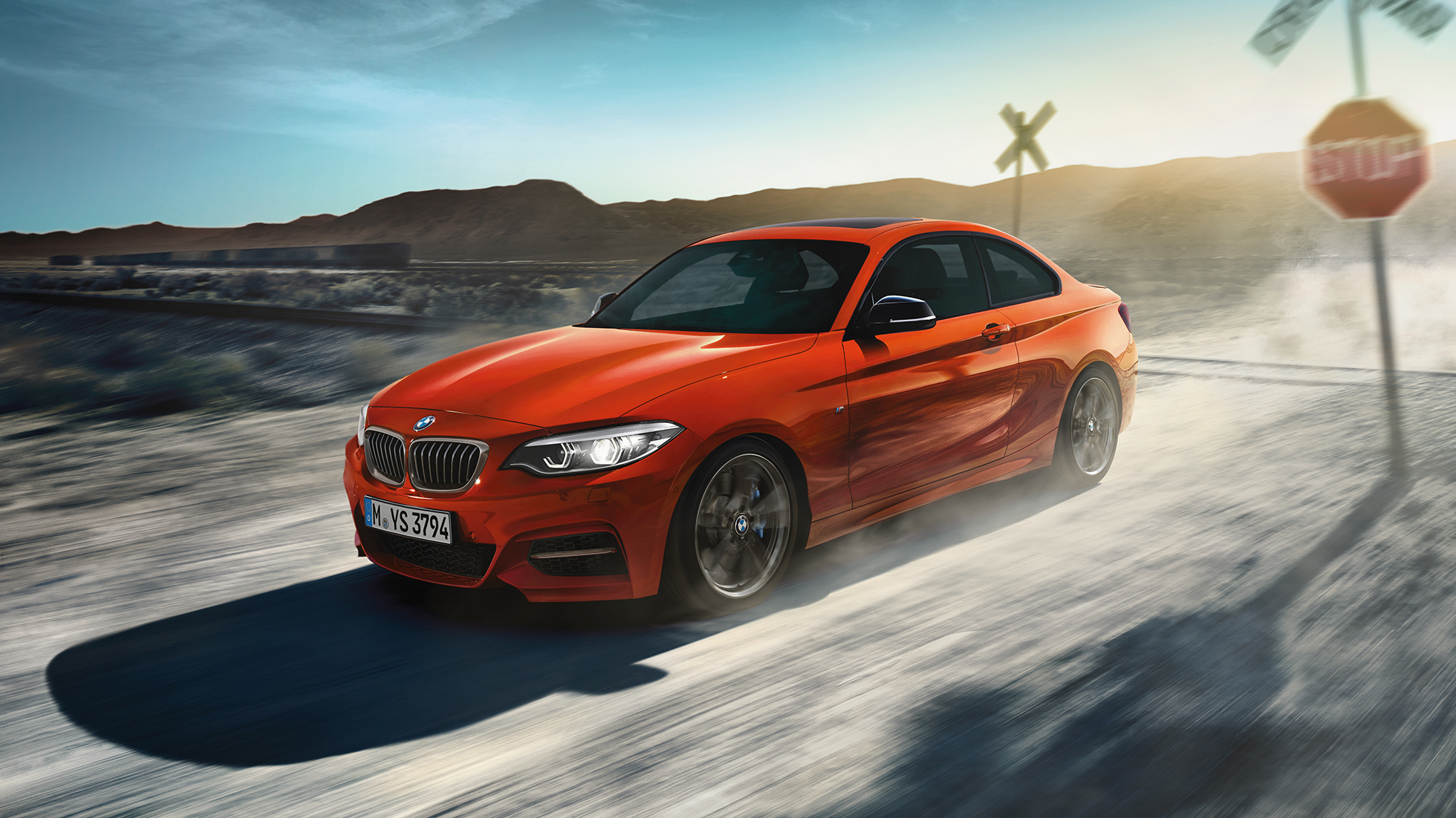 Dizainas BMW M240i kupė Dizainas BMW M240i kupė F22 2017 Sunset Orange oranžinio metaliko trijų ketvirčių vaizdas iš priekio