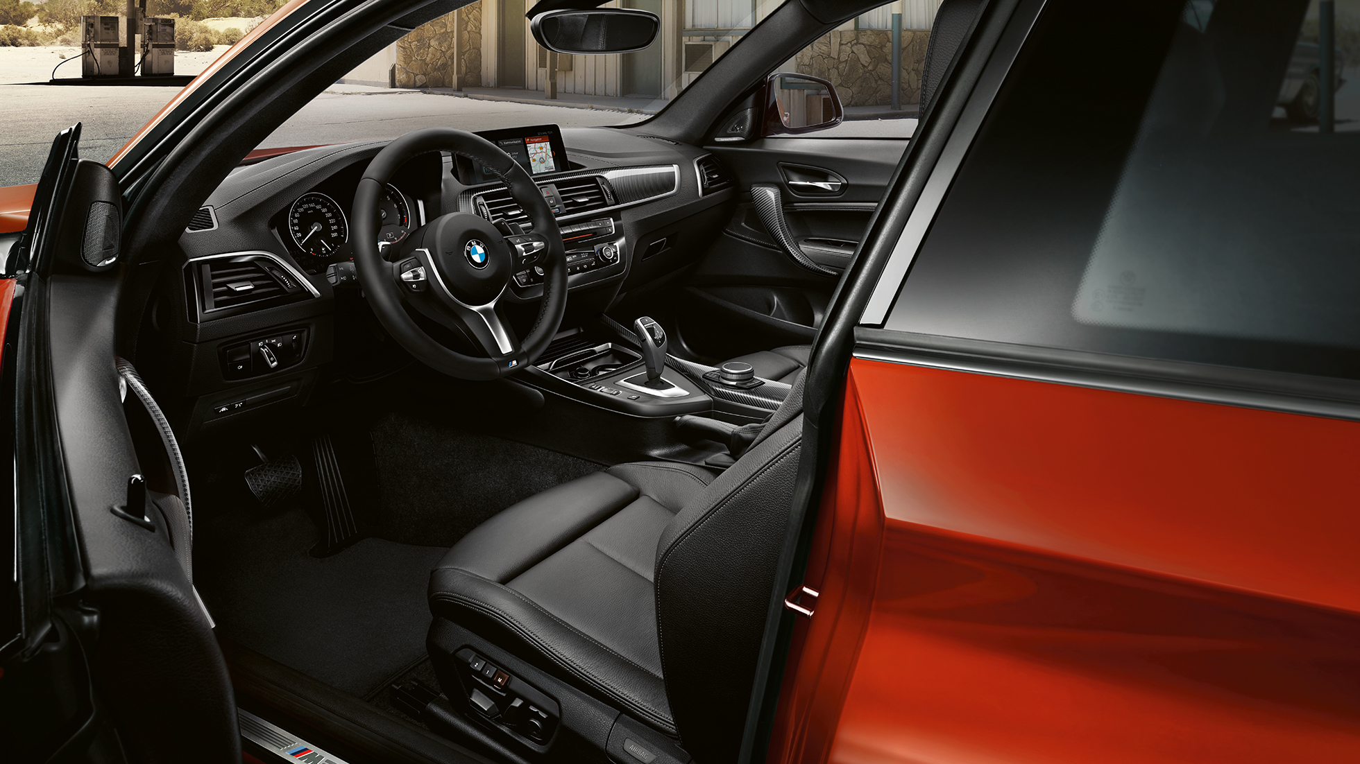 Vairuotojo erdvė BMW M240i kupė Vairuotojo erdvė BMW M240i kupė F22 2017 Sunset Orange oranžinio metaliko spalvos interjeras