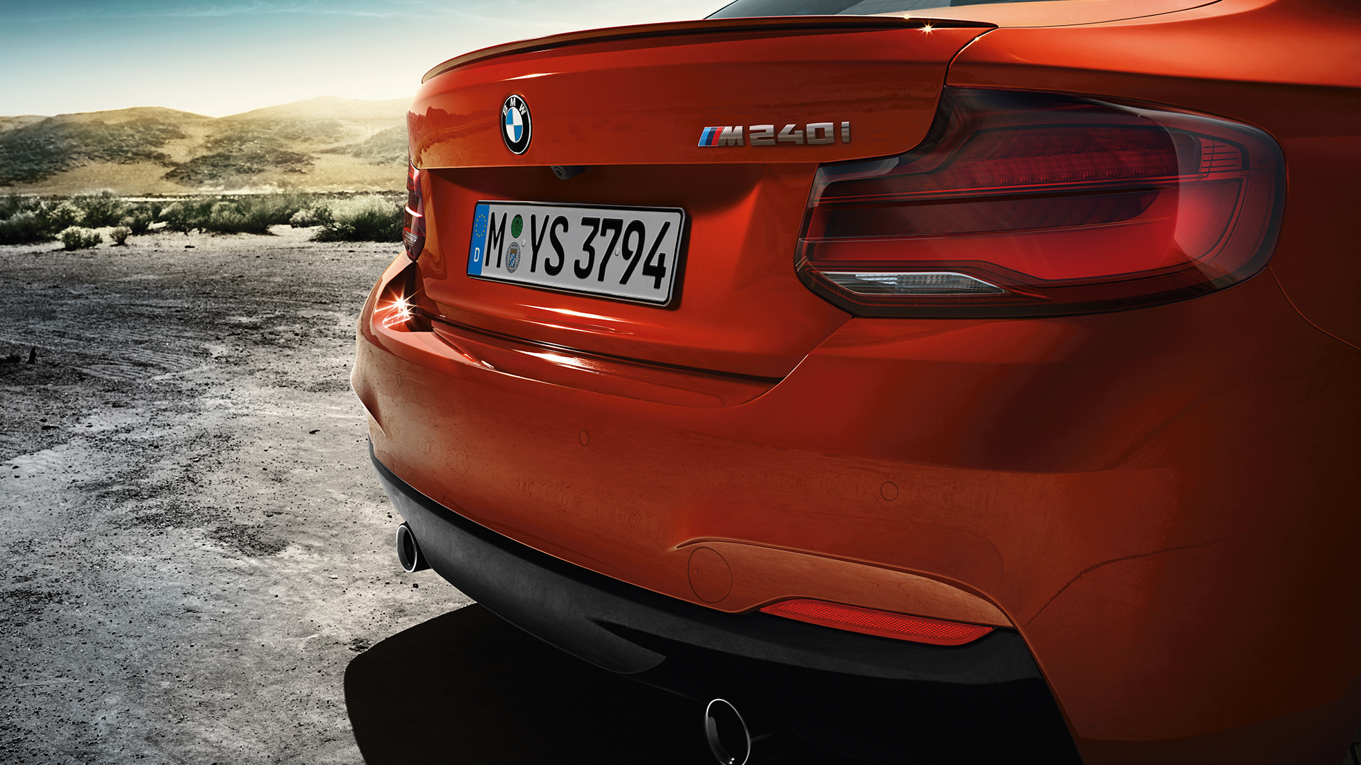 BMW M240i kupė galinės dalies dizainas BMW M240i kupė F22 2017 Sunset Orange metaliko spalvos galinės dalies spalvos vaizdas iš galo