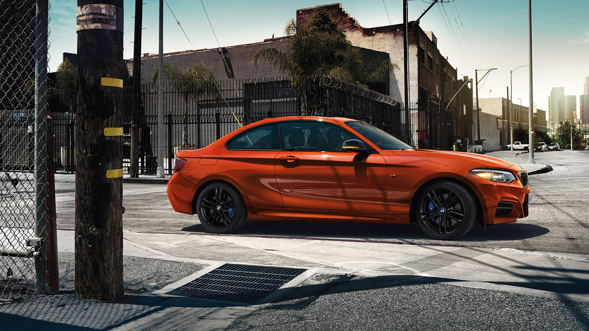 Automobilio dizainas BMW M240i kupė Automobilio dizainas BMW M240i kupė F22 2017 Sunset Orange metaliko spalvos vaizdas iš šono