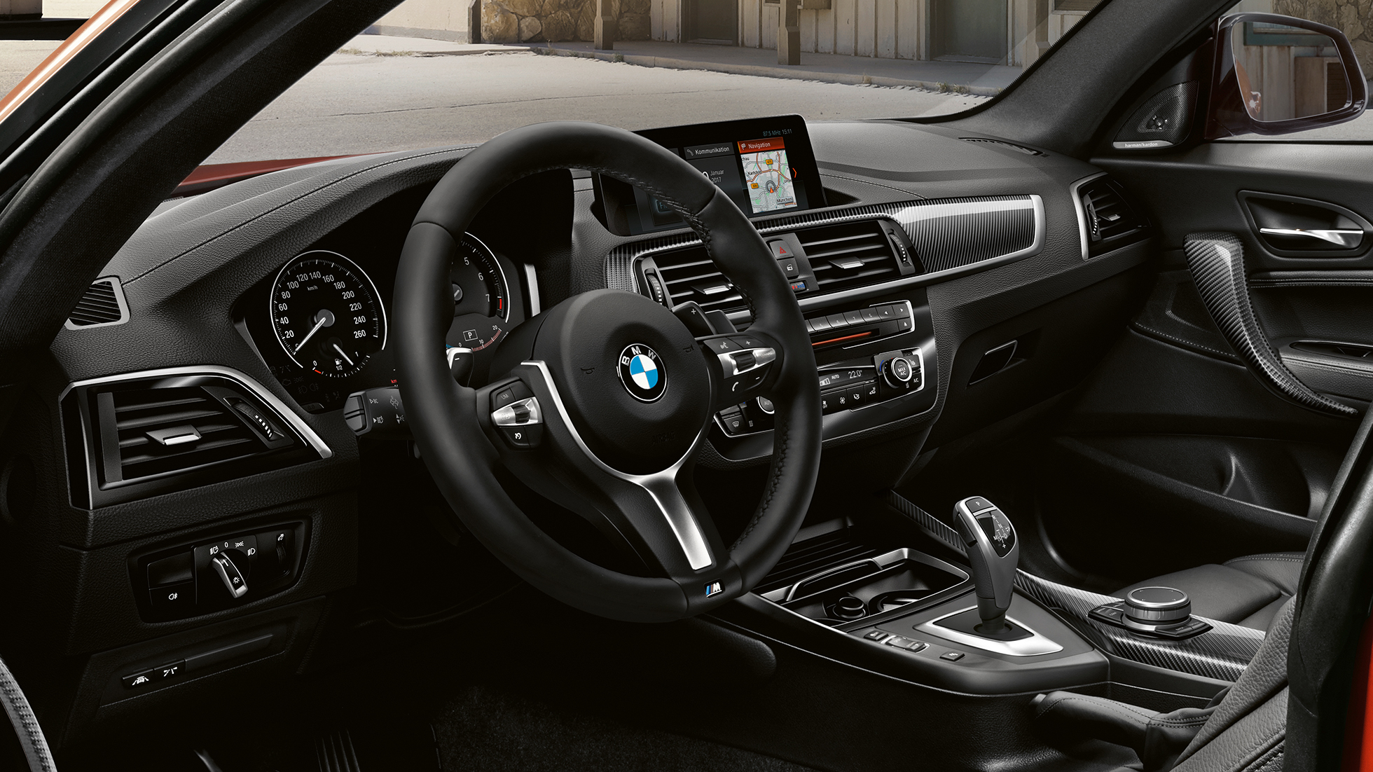 Vairuotojo erdvė BMW M240i kupė Vairuotojo erdvė BMW M240i kupė F22 2017 Sunset Orange metaliko spalvos interjeras