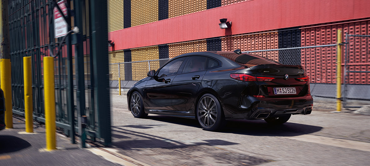 M Performance paketas BMW M235i xDrive Gran kupė M Performance paketas BMW M235i xDrive Gran kupė 2020 Black Sapphire juodo metaliko spalvos F44 trijų ketvirčių vaizdas iš šono