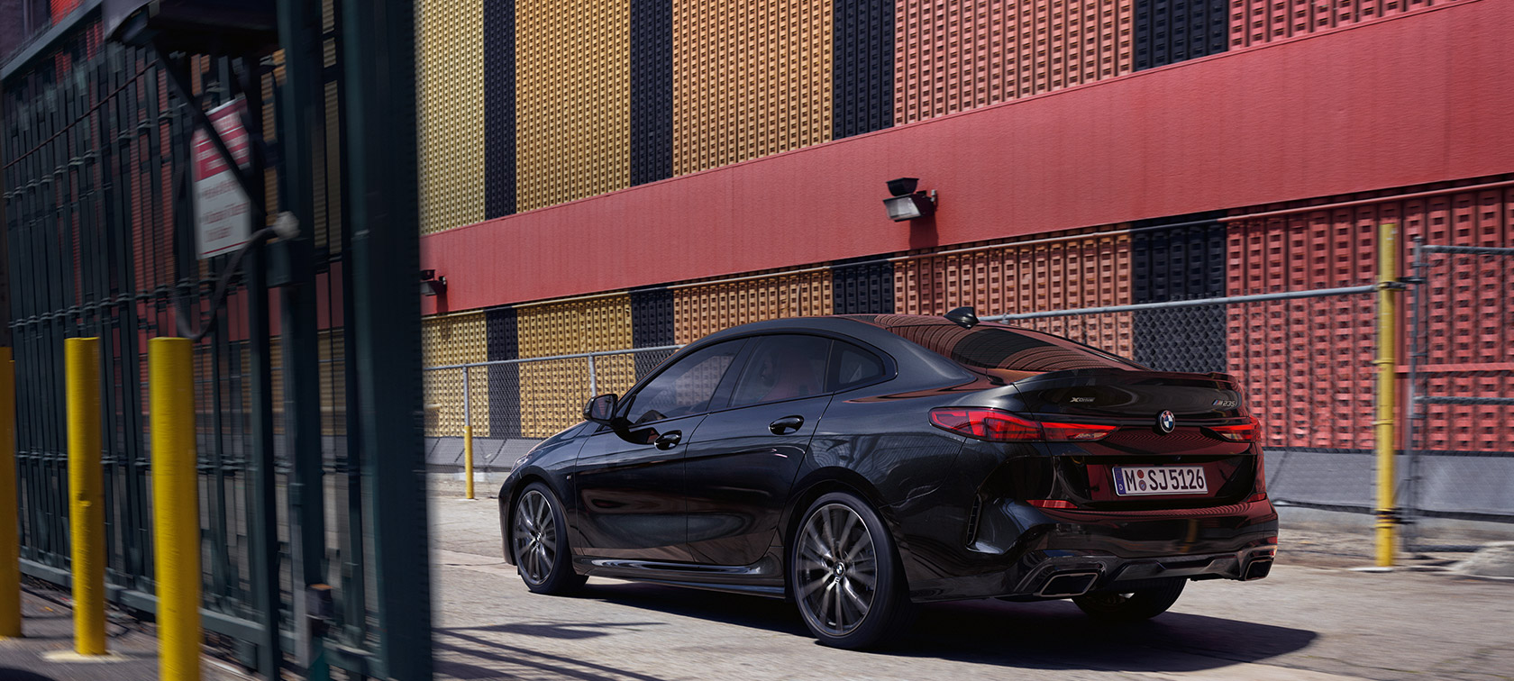 BMW M235i xDrive Gran kupė trijų ketvirčių vaizdas iš šono BMW M235i xDrive Gran kupė Black Sapphire juodo metaliko spalvos F44 trijų ketvirčių vaizdas iš šono