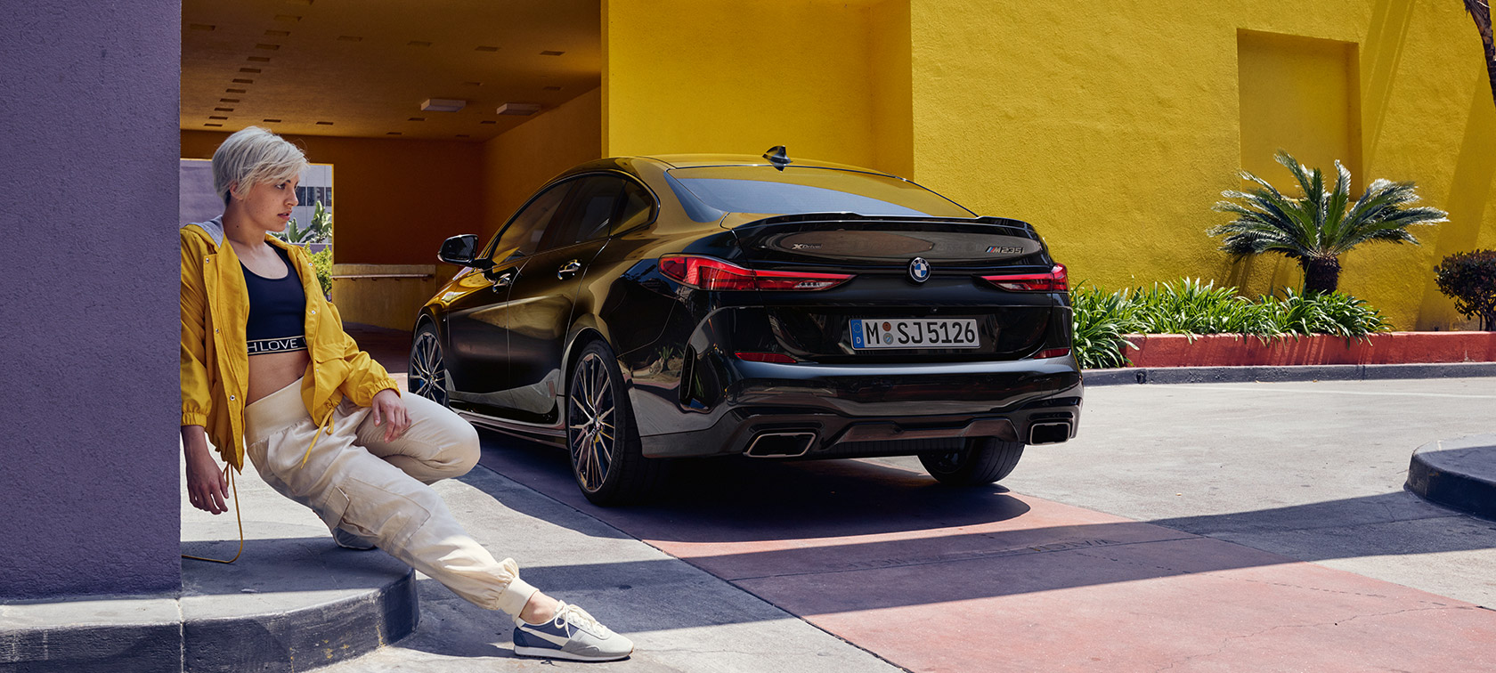 BMW M235i xDrive Gran kupė trijų ketvirčių vaizdas iš galo BMW M235i xDrive Gran kupė Black Sapphire juodo metaliko spalvos F44 trijų ketvirčių vaizdas iš galo