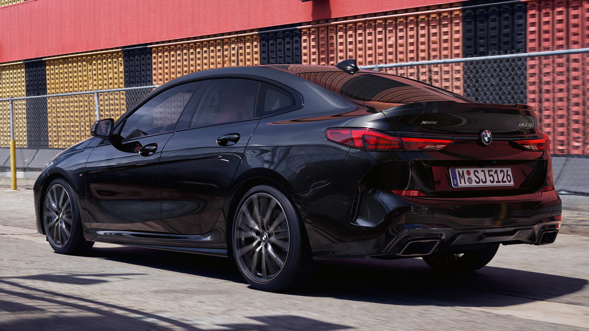 BMW M235i xDrive Gran kupė trijų ketvirčių vaizdas iš galo BMW M235i xDrive Gran kupė 2020 Black Sapphire juodo metaliko spalvos F44 trijų ketvirčių vaizdas iš galo eksterjeras