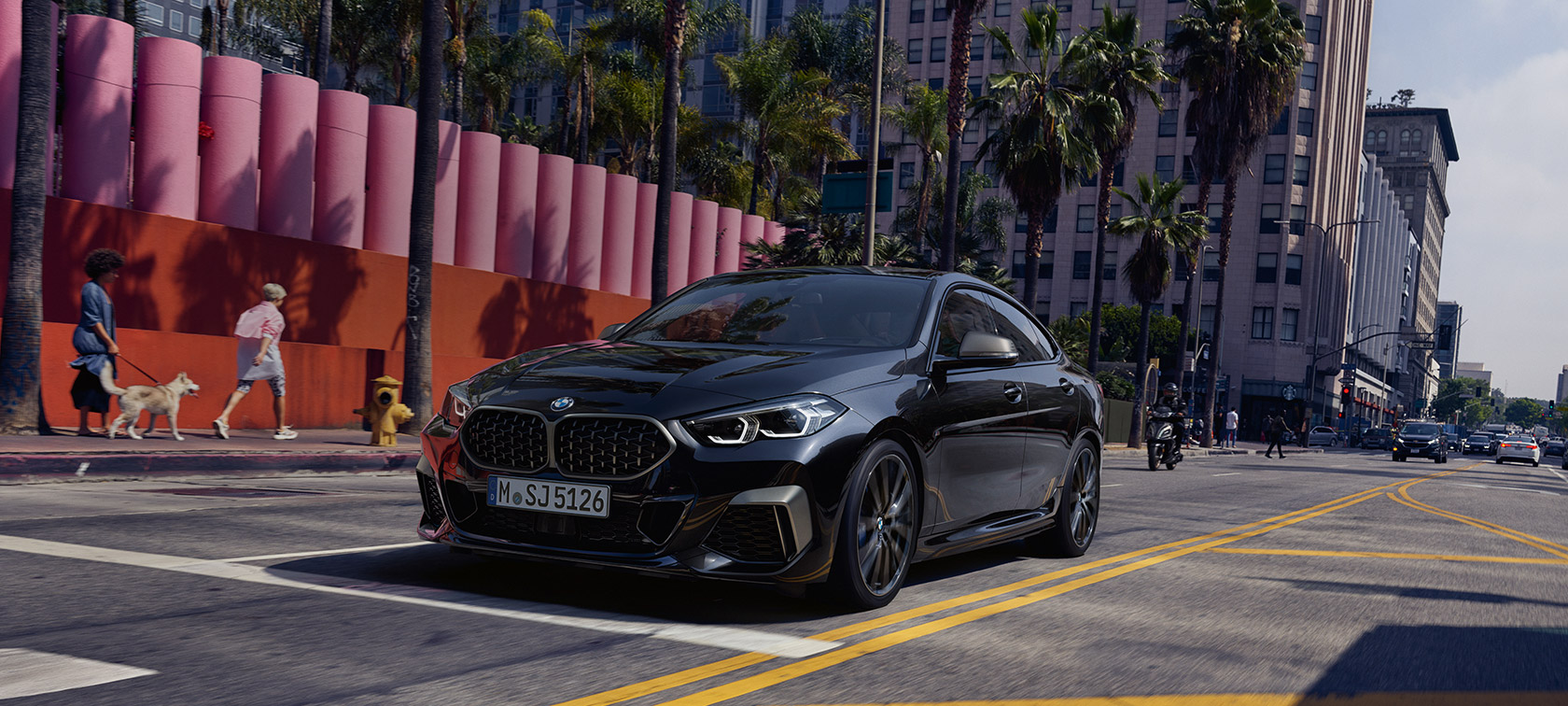 BMW M235i xDrive Gran kupė trijų ketvirčių vaizdas iš priekio BMW M235i xDrive Gran kupė Black Sapphire juodo metaliko spalvos F44 trijų ketvirčių vaizdas iš priekio