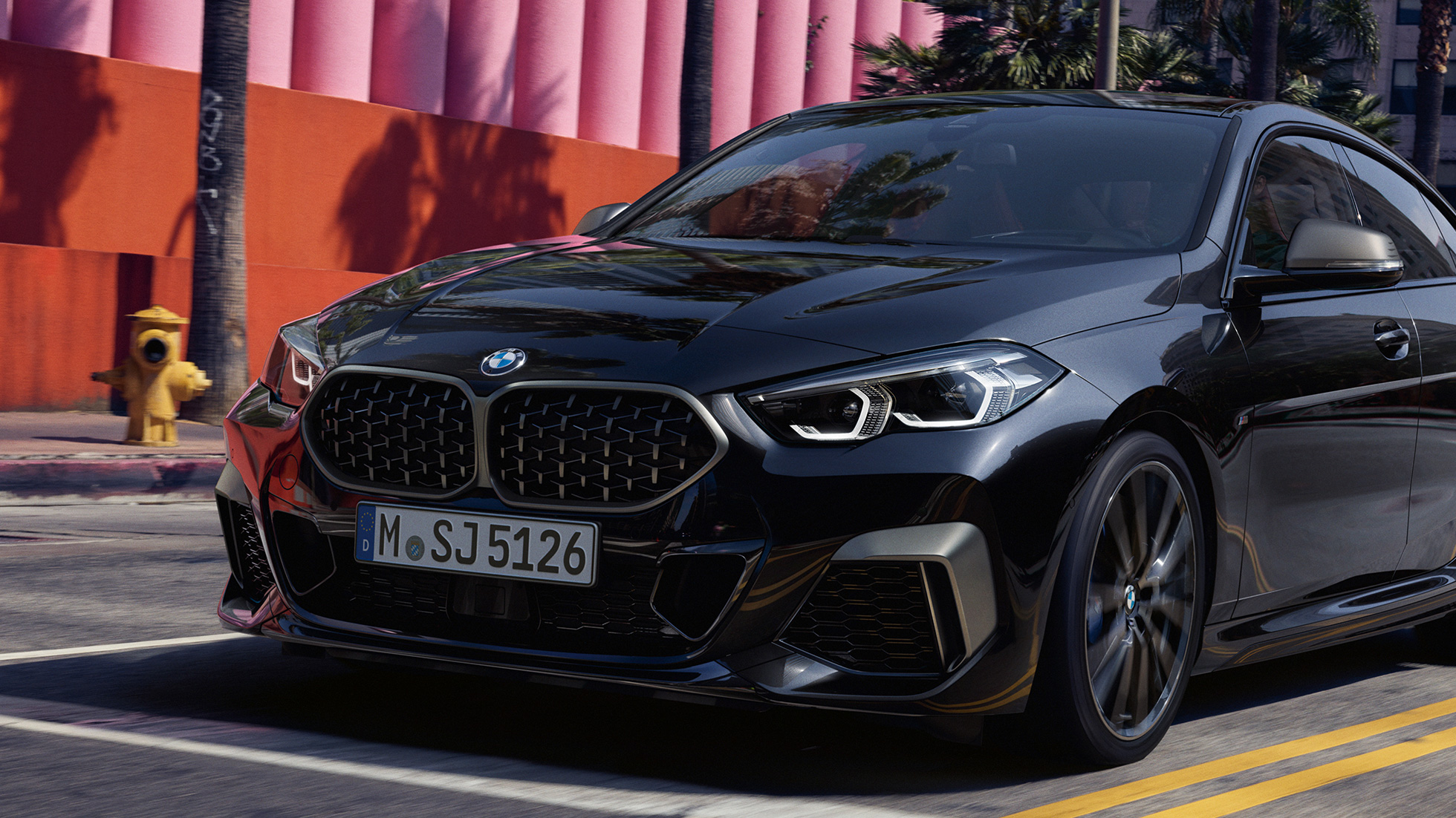 Priekinės dalies dizainas BMW M235i xDrive Gran kupė Priekinės dalies dizainas BMW M235i xDrive Gran kupė 2020 Black Sapphire juodo metaliko spalvos F44 trijų ketvirčių vaizdas iš priekio