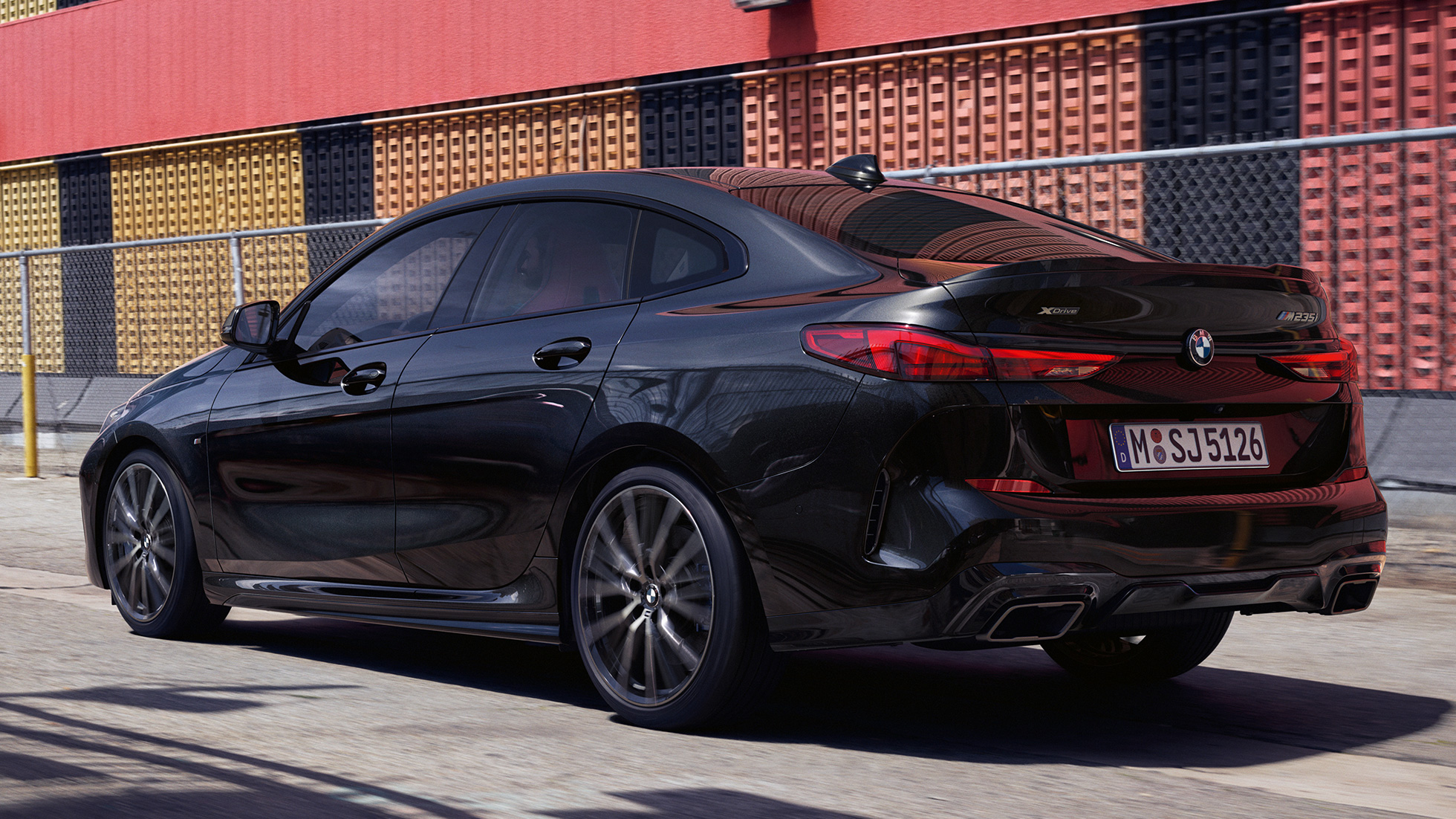 Kupė linijos BMW M235i xDrive Gran kupė Kupė linijos BMW M235i xDrive Gran kupė 2020 Black Sapphire juodo metaliko spalvos F44 trijų ketvirčių vaizdas iš šono
