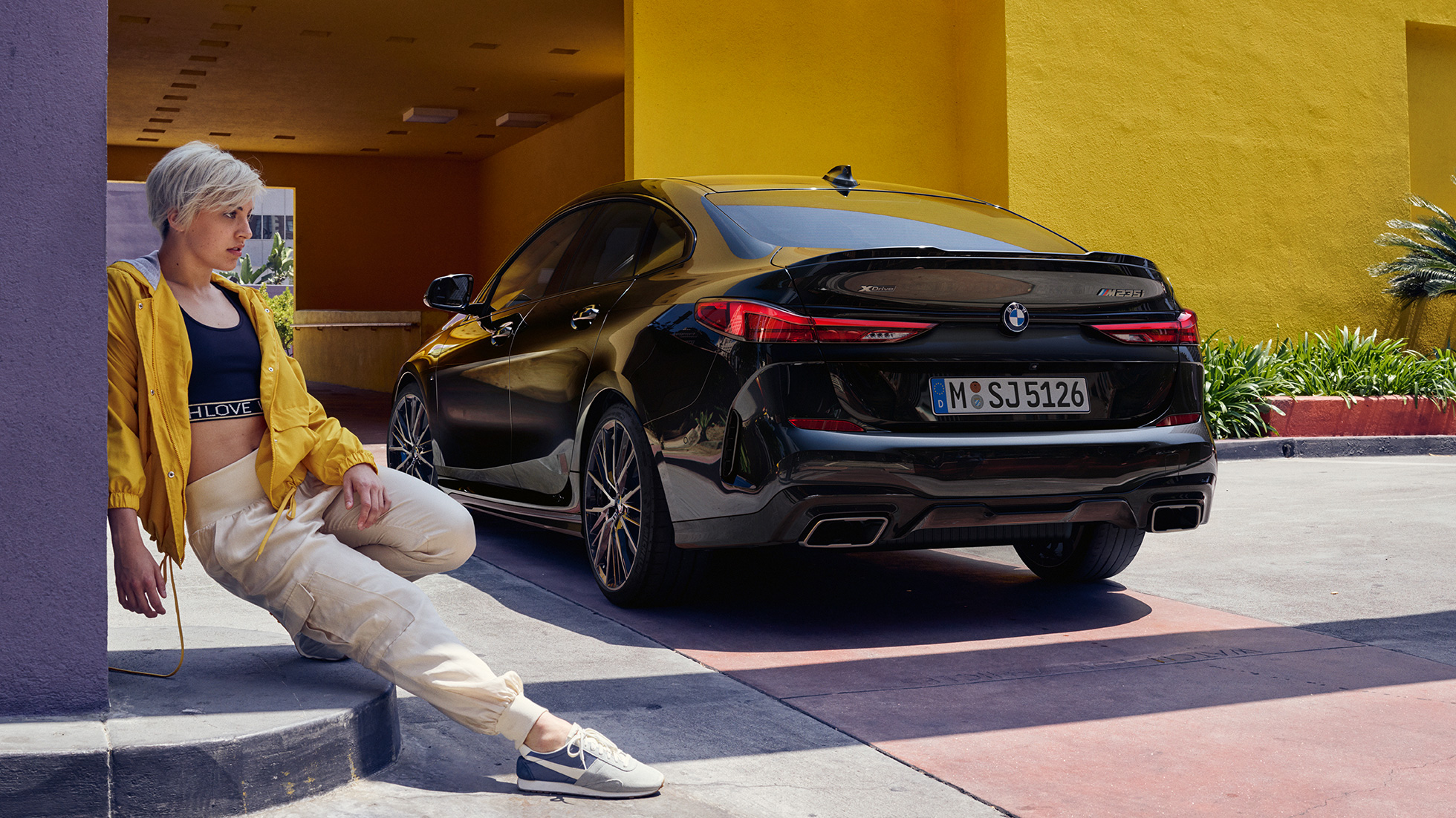 Galinė dalis BMW M235i xDrive Gran kupė Sportiška blizgios Black Sapphire (F44) juodo metaliko spalvos BMW M235i xDrive Gran kupė 2020 galinė dalis, trijų ketvirčių vaizdas iš galo