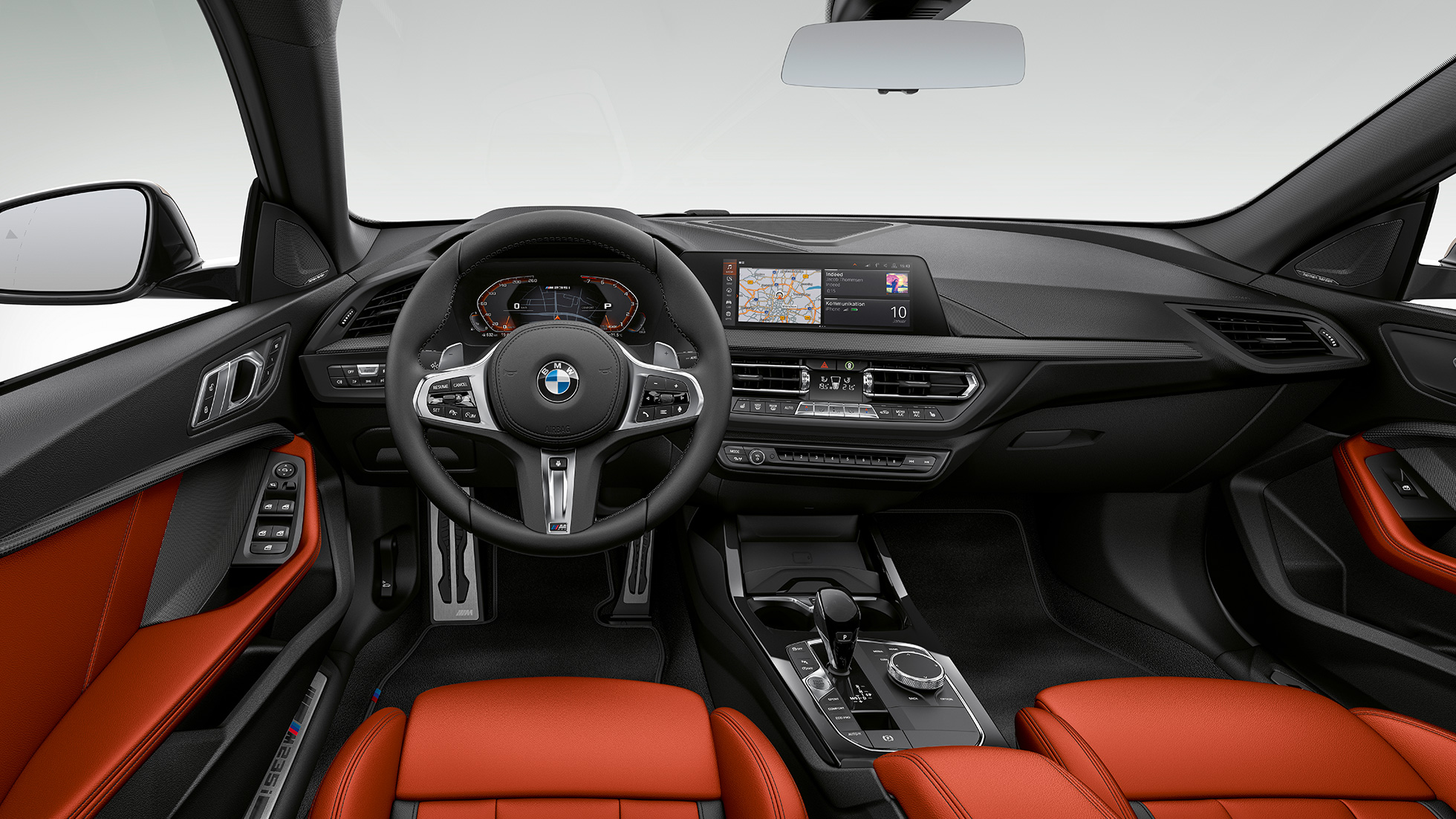 Vairuotojo erdvė BMW M235i xDrive Gran kupė BMW M235i xDrive Gran kupė į vairuotoją orientuota vairuotojo erdvė F44 2020 interjeras