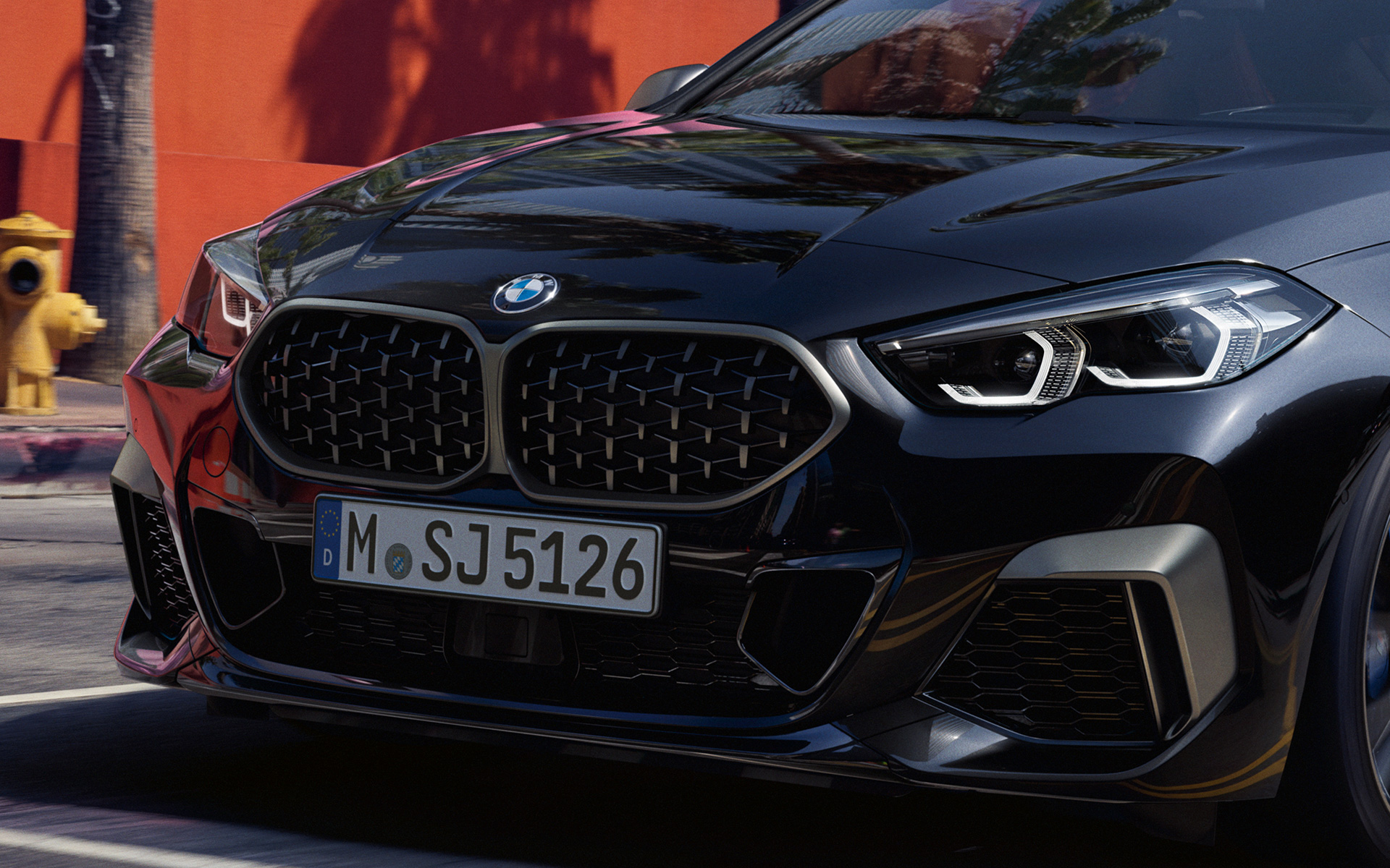Priekinės dalies dizainas, BMW M235i xDrive Gran kupė (F44) Priekinės dalies dizainas, BMW M235i xDrive Gran kupė (F44) 2020 juodos metalizuotos <i>Black Sapphire</i> spalvos, trijų ketvirčių vaizdas iš priekio