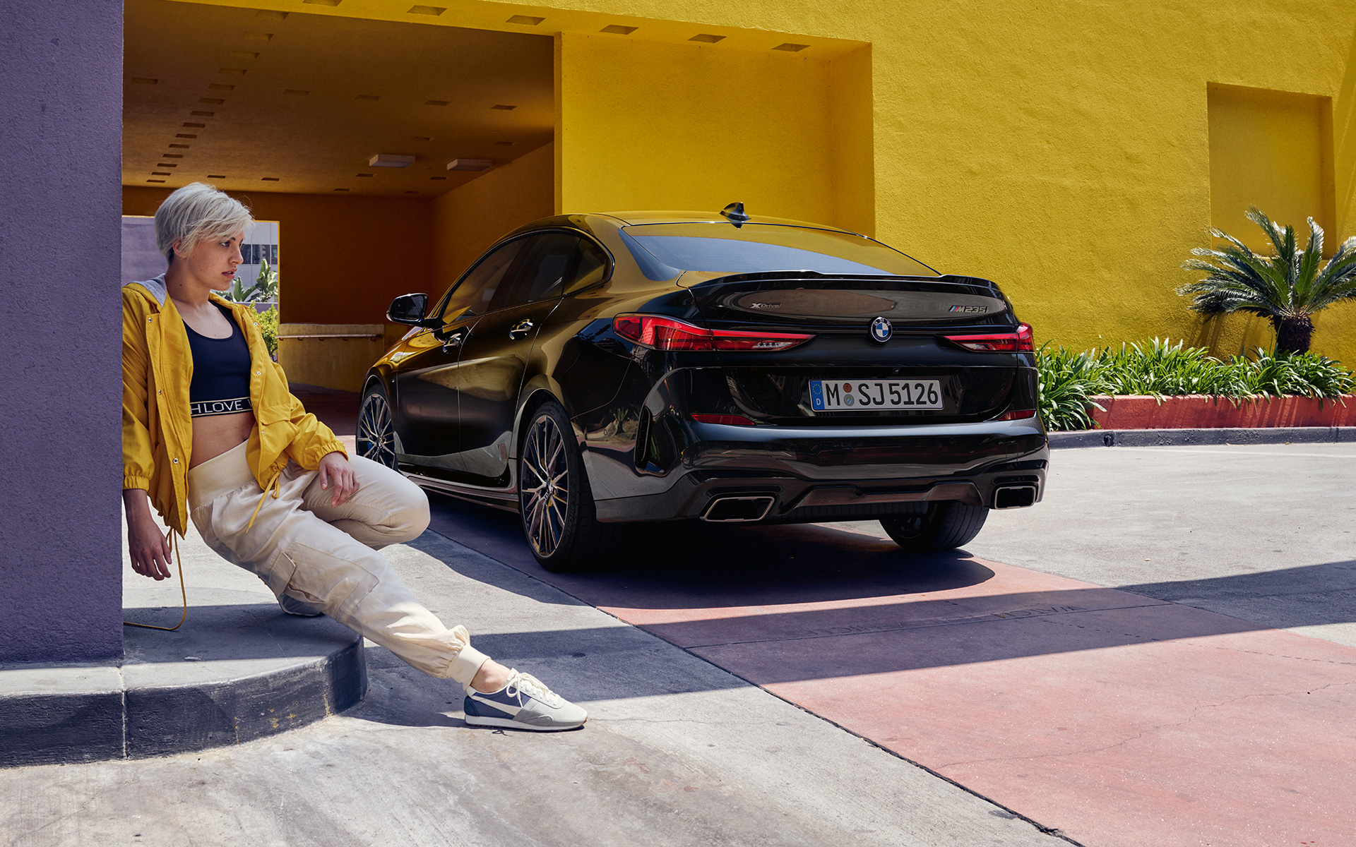 Kupė linijos, BMW M235i xDrive Gran kupė (F44) Kupė linijos, BMW M235i xDrive Gran kupė (F44) 2020 juodos metalizuotos <i>Black Sapphire</i> spalvos, trijų ketvirčių vaizdas iš šono