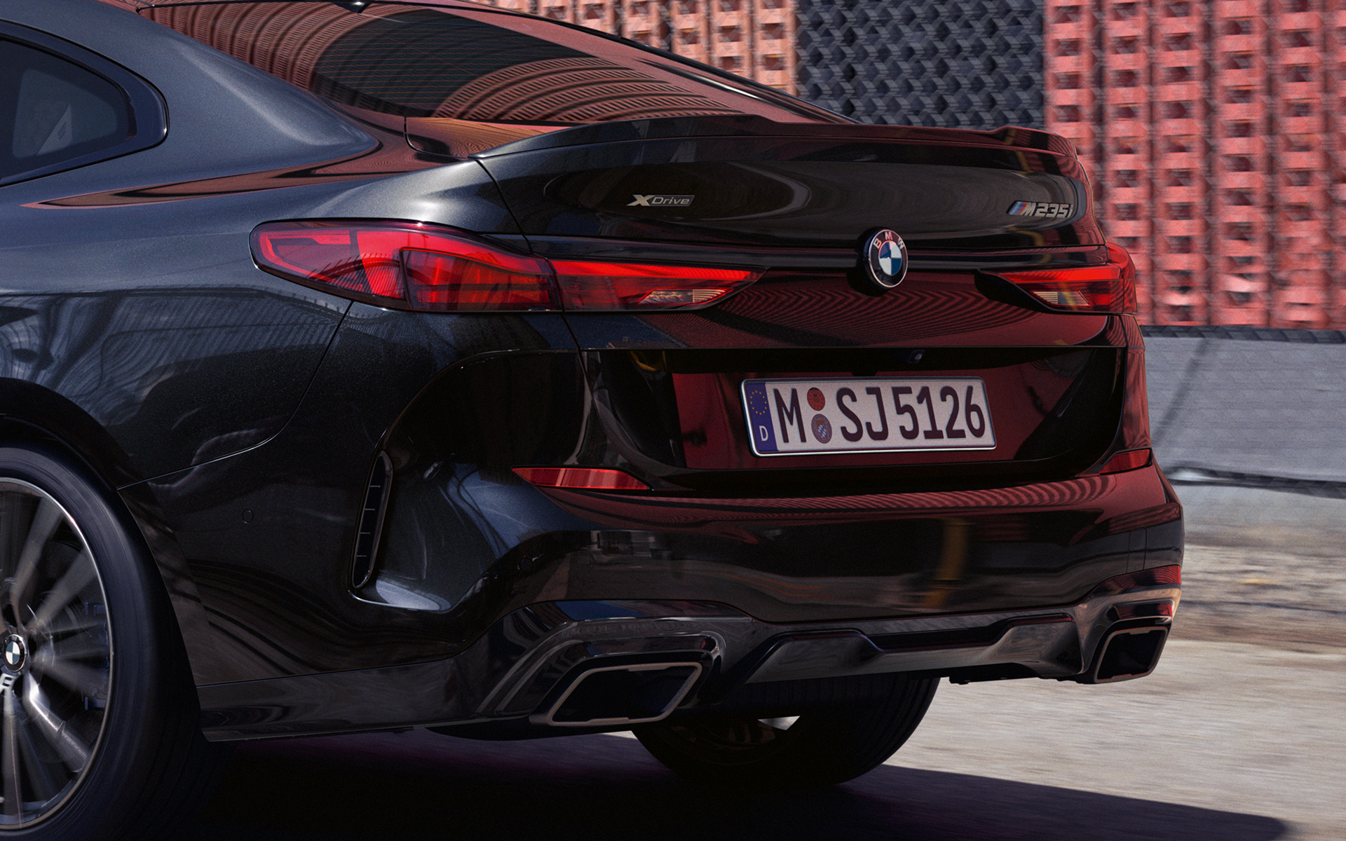 Galinė dalis, BMW M235i xDrive Gran kupė (F44) Atletiška galinė dalis, BMW M235i xDrive Gran kupė (F44) 2020 juodos metalizuotos <i>Black Sapphire</i> spalvos, trijų ketvirčių vaizdas iš galo
