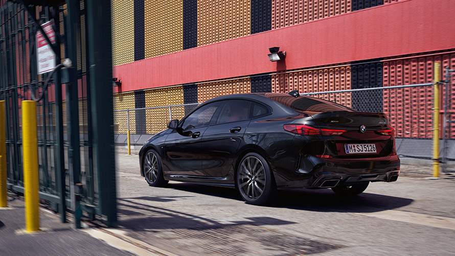 BMW M235i xDrive Gran kupė (F44) techniniai duomenys BMW M235i xDrive Gran kupė (F44) juodos metalizuotos <i>Black</i> <i>Sapphire </i> spalvos, važiuojančio automobilio trijų ketvirčių vaizdas iš galo