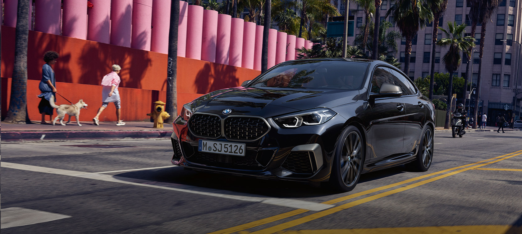 BMW M235i xDrive Gran kupė (F44) 2020 juodos metalizuotos <i>Black</i> <i>Sapphire </i>spalvos trijų ketvirčių vaizdas iš priekio