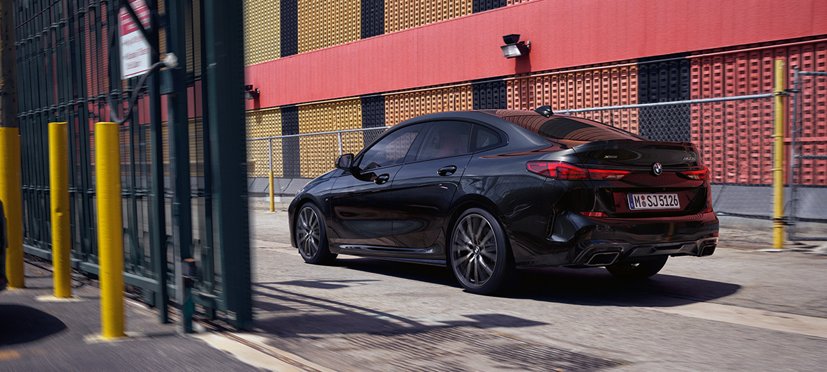 <i>M Performance</i> paketas, BMW M235i xDrive Gran kupė (F44) <i>M Performance</i> paketas, BMW M235i xDrive Gran kupė (F44) juodos metalizuotos <i>Black Sapphire</i> spalvos, trijų ketvirčių vaizdas iš šono